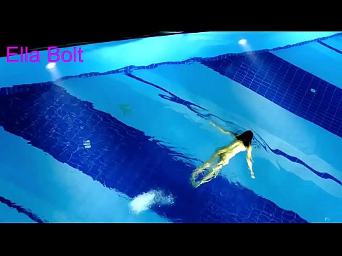 ❤️ Não consigo parar de ver, jovem loira apanhada a nadar nua na piscina da estância balnear ELLA BOLT Porno porno em nós ❌❤