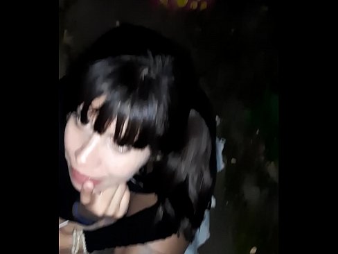 ❤️ Na rua, o pénis inchado em troca de doces Porno porno em nós ❌❤