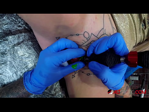 ❤️ Extremamente tatuada, a brasa Sully Savage fez uma tatuagem no seu clítoris Porno porno em nós ❌❤